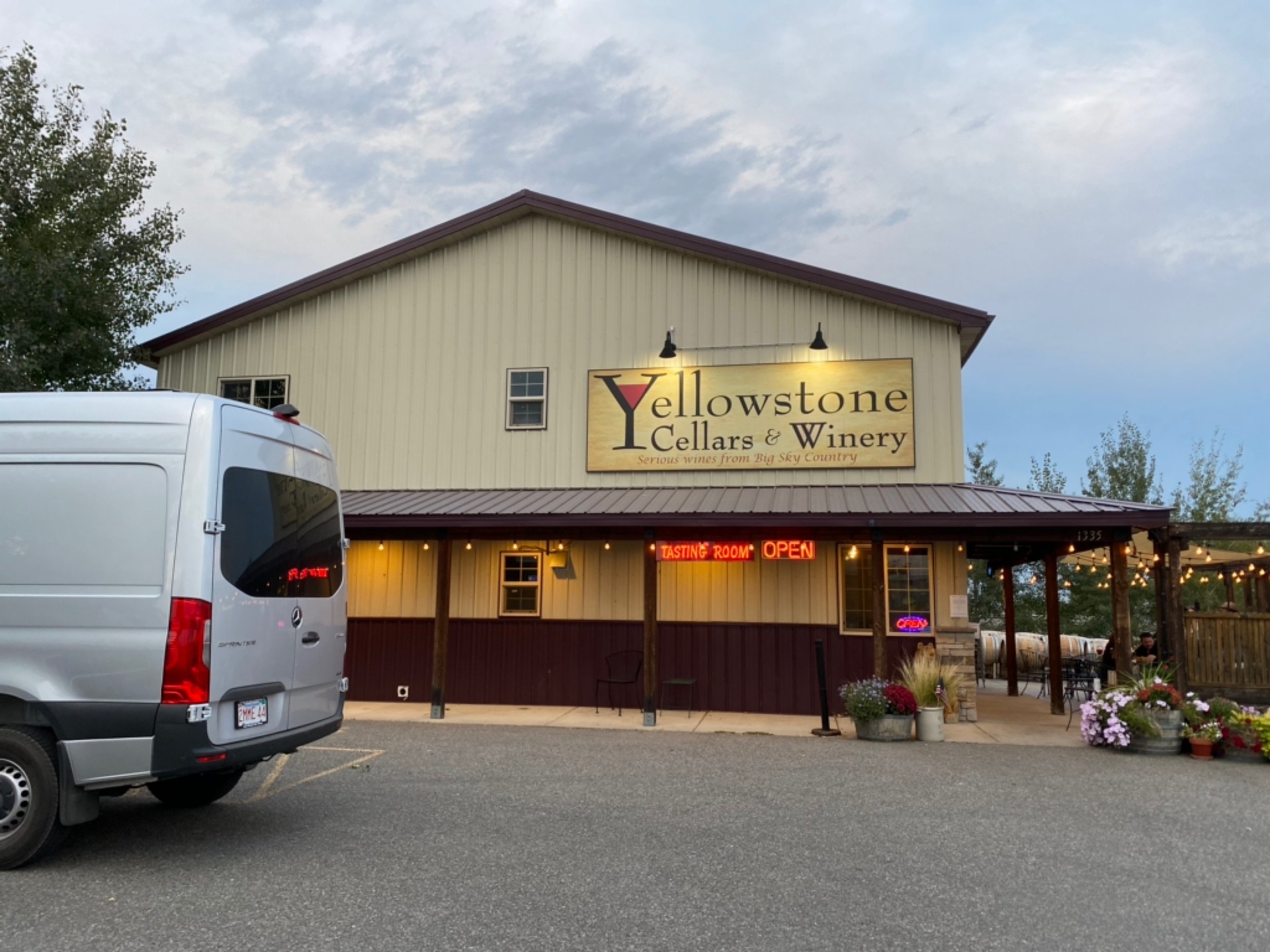 hh_yellowstone-cellars-and-winery_mid_104511_noah-eckhouse_20-09-26_4jeyzz7yiXT7lzNX_3d972e9025c14ceda8bffcf244ef76d7.jpg