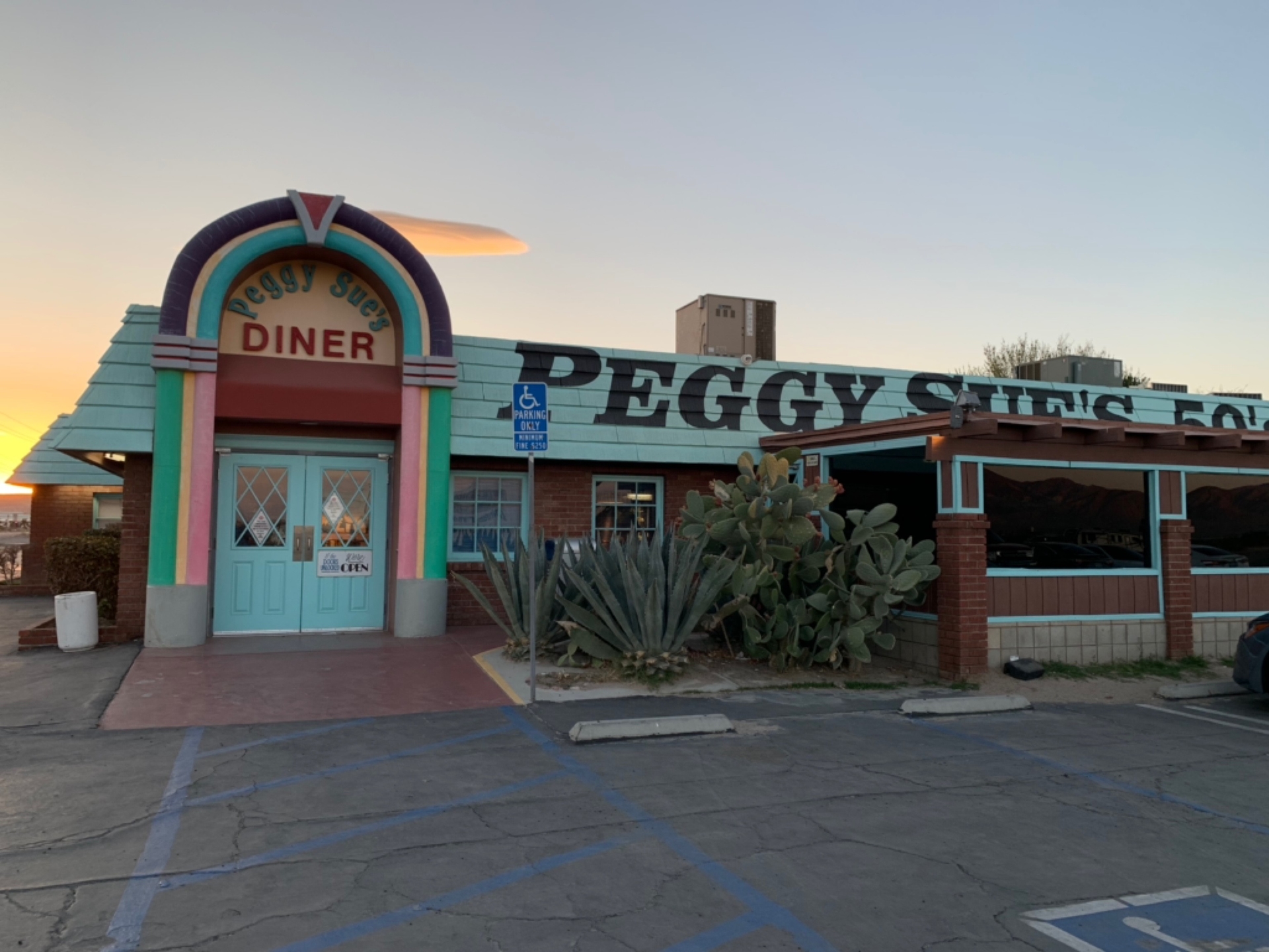 hh_peggy-sues-50s-diner_mid_17859_bj-haddock_20-03-01_grsJGEO2IoF25ASW_2a407d2b83707092979164c8d5eec262.jpg