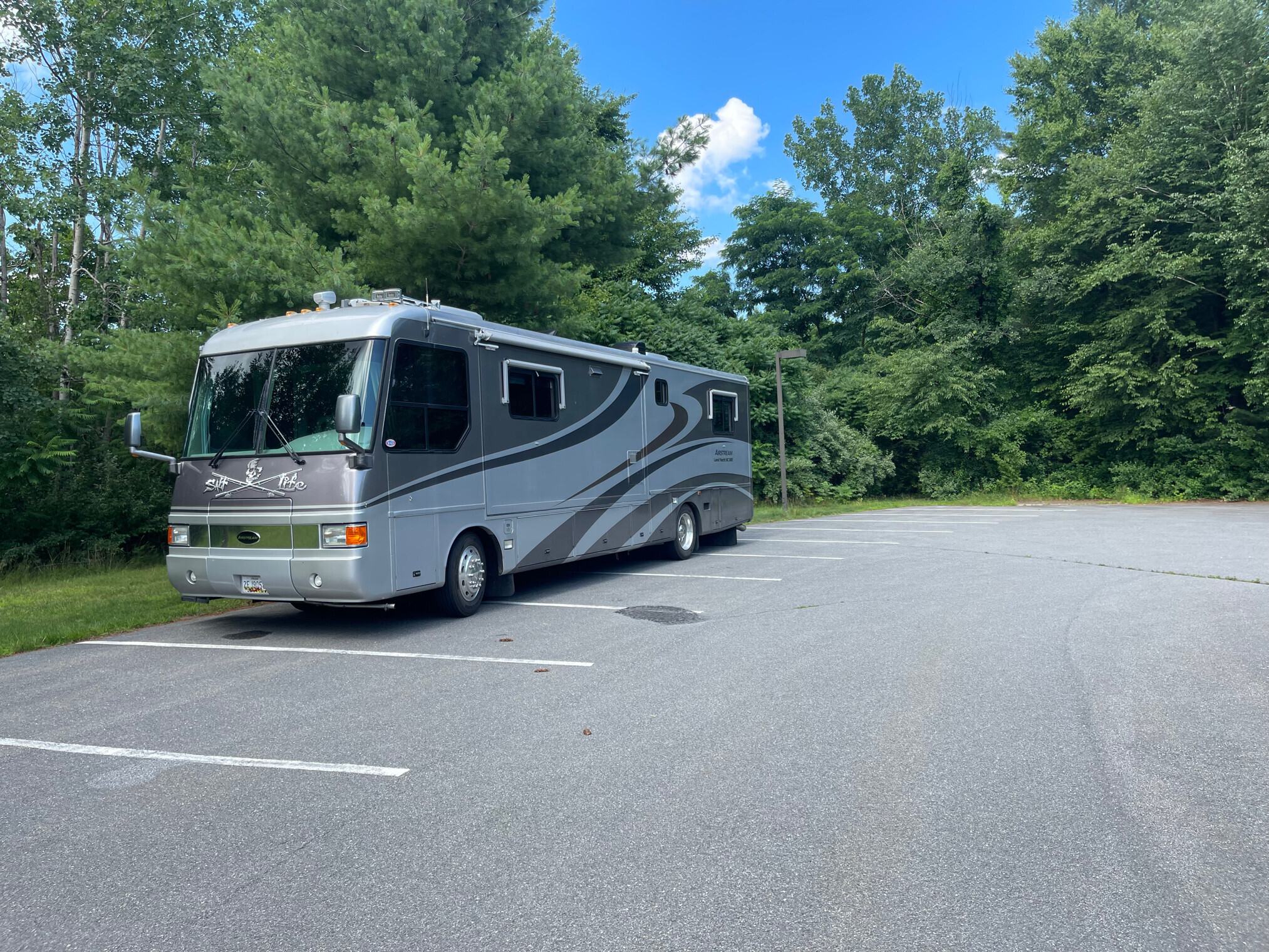 RV Parks vs Harvest Hosts: Picking the Right Stay Option for Your Next RV Trip